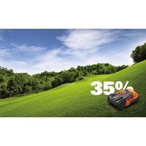 Robot tagliaerba Worx Landroid M500 Plus su prato con pendenza del 35%.