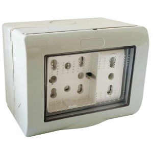 Presa a muro t.b.t. con coperchio a cerniera per ambienti umidi.