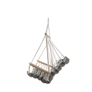 Sedia sospesa Dondoli con cuscini grigi e struttura in legno.