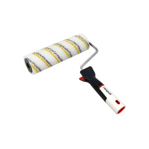 Rullo per pittura con rivestimento bianco e strisce grigio-gialle, manico nero e bianco.