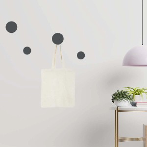 Appendiabiti a parete t.b.t. con borsa di stoffa appesa a uno dei ganci rotondi.