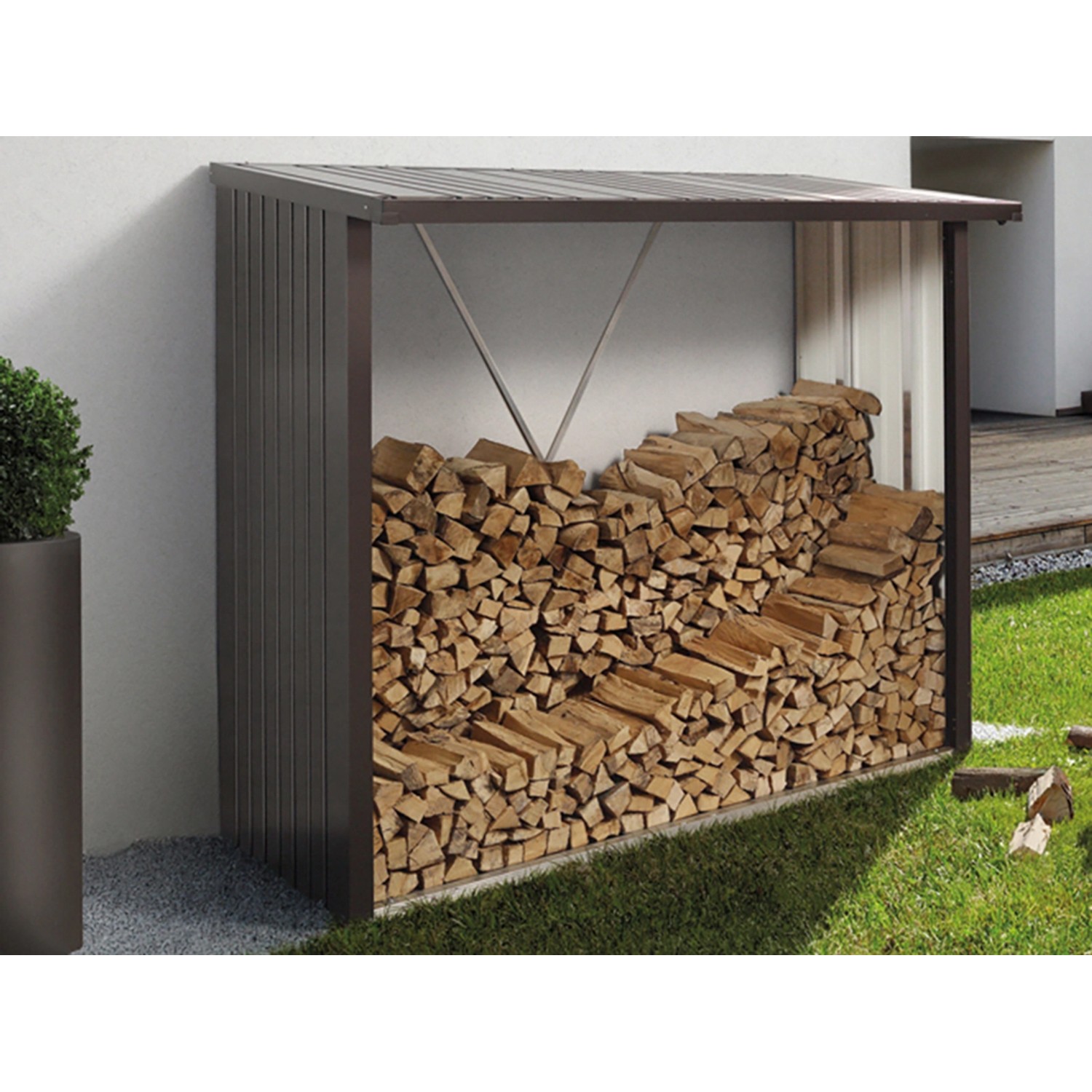 Legnaia Biohort WoodStock in grigio quarzo metallizzato con legna impilata.