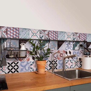 Pannello paraschizzi cucina con decoro piastrelle t.b.t. dietro lavello e piano cottura.