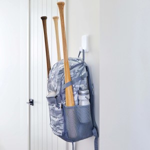 Zaino con mazze da baseball appeso a un gancio adesivo t.b.t.