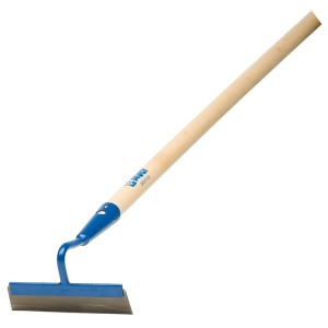 Piccola zappa da giardino con manico in legno e testa in metallo blu.