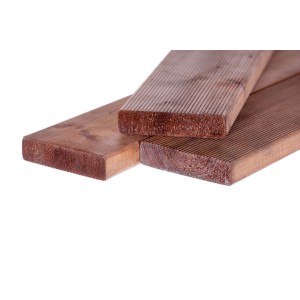 Listoni per pavimentazione esterna in legno marrone con superficie scanalata.