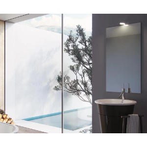 Bagno con specchio e mobile lavabo. Accessorio per specchi.