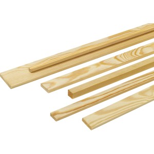 Diverse listelli in legno piallato di colore chiaro.