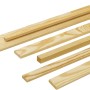 Diverse listelli in legno piallato di colore chiaro.