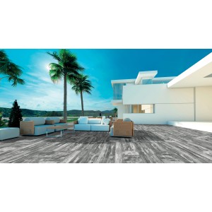 Terrazza con pavimentazione per esterni t.b.t. grigia e mobili da giardino bianchi davanti a una casa moderna.