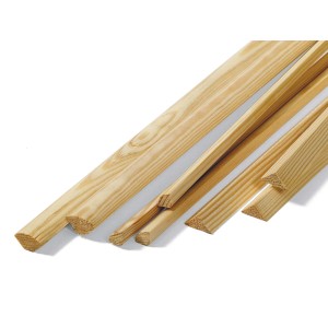 Listelli in legno grezzo (t.b.t.) in diverse forme e dimensioni.