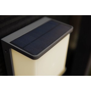 Applique solare a LED Lutec Doblo color antracite con sensore di movimento, 1.000 lumen.
