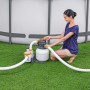 Pompa filtro a sabbia Bestway con timer in uso a bordo piscina, collegata con tubi.