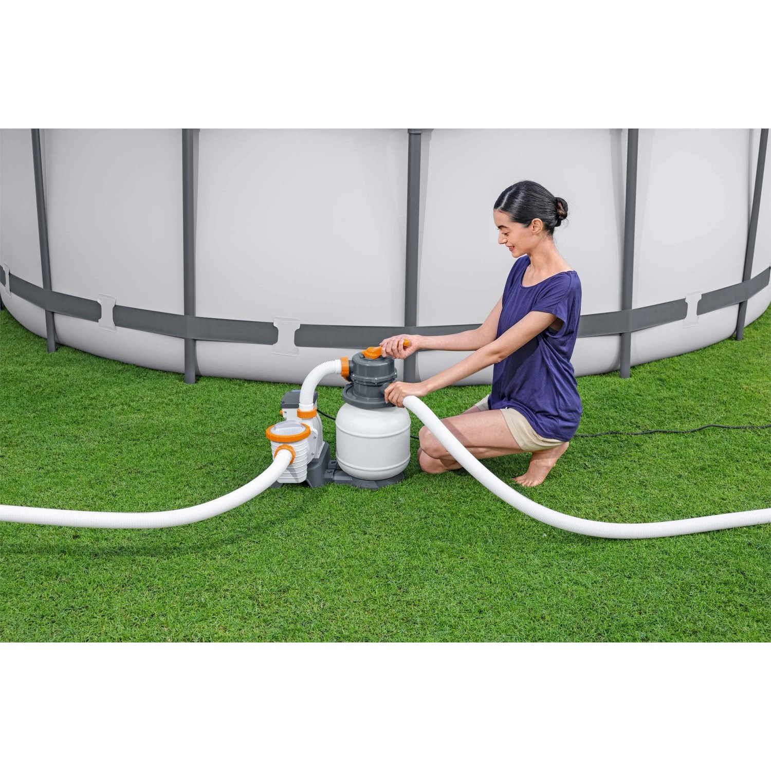 Pompa filtro a sabbia Bestway con timer in uso a bordo piscina, collegata con tubi.