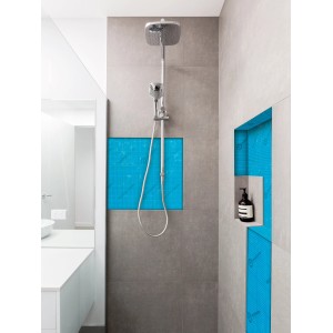 Bagno con isolamento blu t.b.t. in doccia e nicchia.