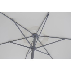 Dettaglio dal basso dell'ombrellone rotondo color naturale (Ø 270 cm), che mostra la struttura in acciaio e il rivestimento.