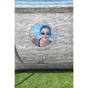 Piscina fuori terra t.b.t. con finestra e effetto pietra. Ragazza che nuota in piscina.