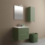 Moderno set di mobili da bagno verdi con lavabo, specchio e pensile per un design elegante del bagno.
