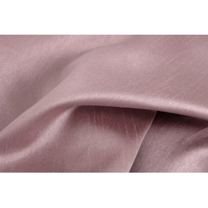 Primo piano di un tessuto per tende color rosa con una leggera trama.