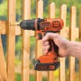 Avvitatore a batteria Black+Decker BDCDD18N avvita in staccionata di legno.