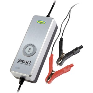 Caricabatterie smart con morsetti per batterie auto.
