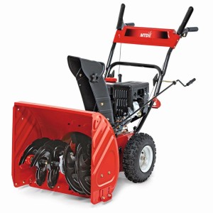 Spazzaneve a scoppio MTD rossa per servizio invernale.