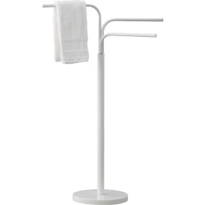 Portasciugamani bianco freestanding con tre bracci e un asciugamano.