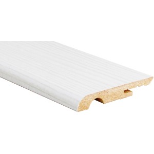 Battiscopa t.b.t. bianco con bordo arrotondato e texture legno.