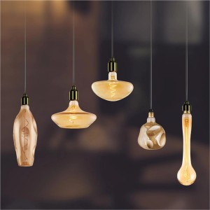 Diverse forme di lampadine LED E27 t.b.t. appese al soffitto.