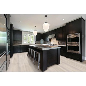 Piastrelle chiare per pavimenti vinilici in cucina moderna con mobili scuri.