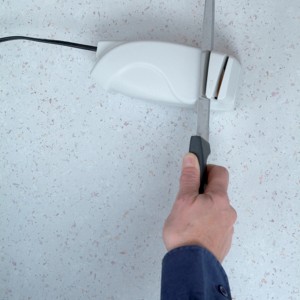 Coltello affilato con affilacoltelli elettrico.