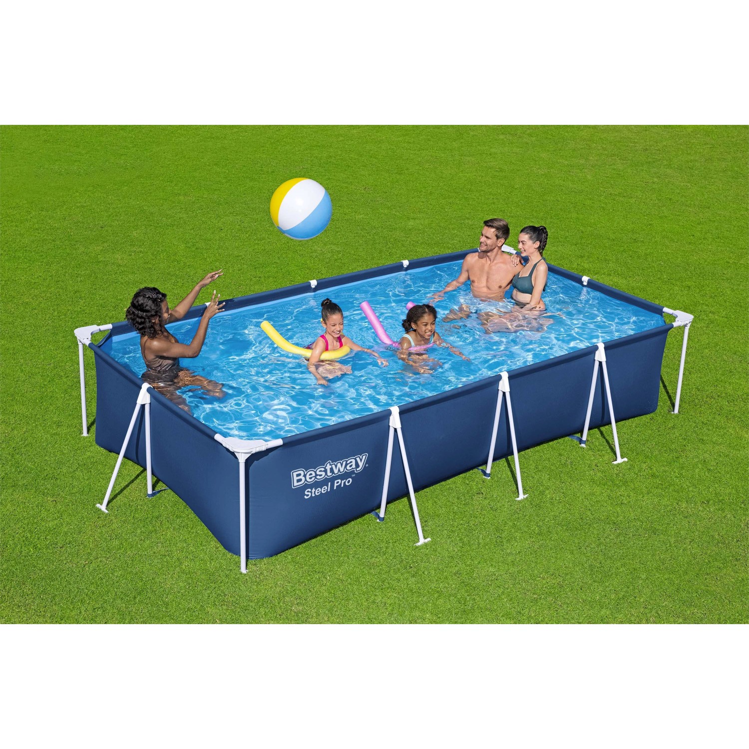 Piscina rettangolare con famiglia in giardino. Piscina fuori terra della categoria Piscine fuori terra rigide.