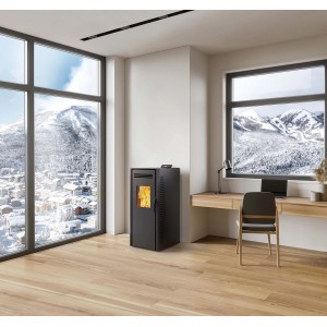 Stufa a pellet t.b.t. nera in un moderno soggiorno con vista sulle montagne innevate.