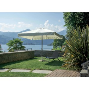 Ombrellone da mercato quadrato t.b.t. beige su prato verde con lettino e vista lago.