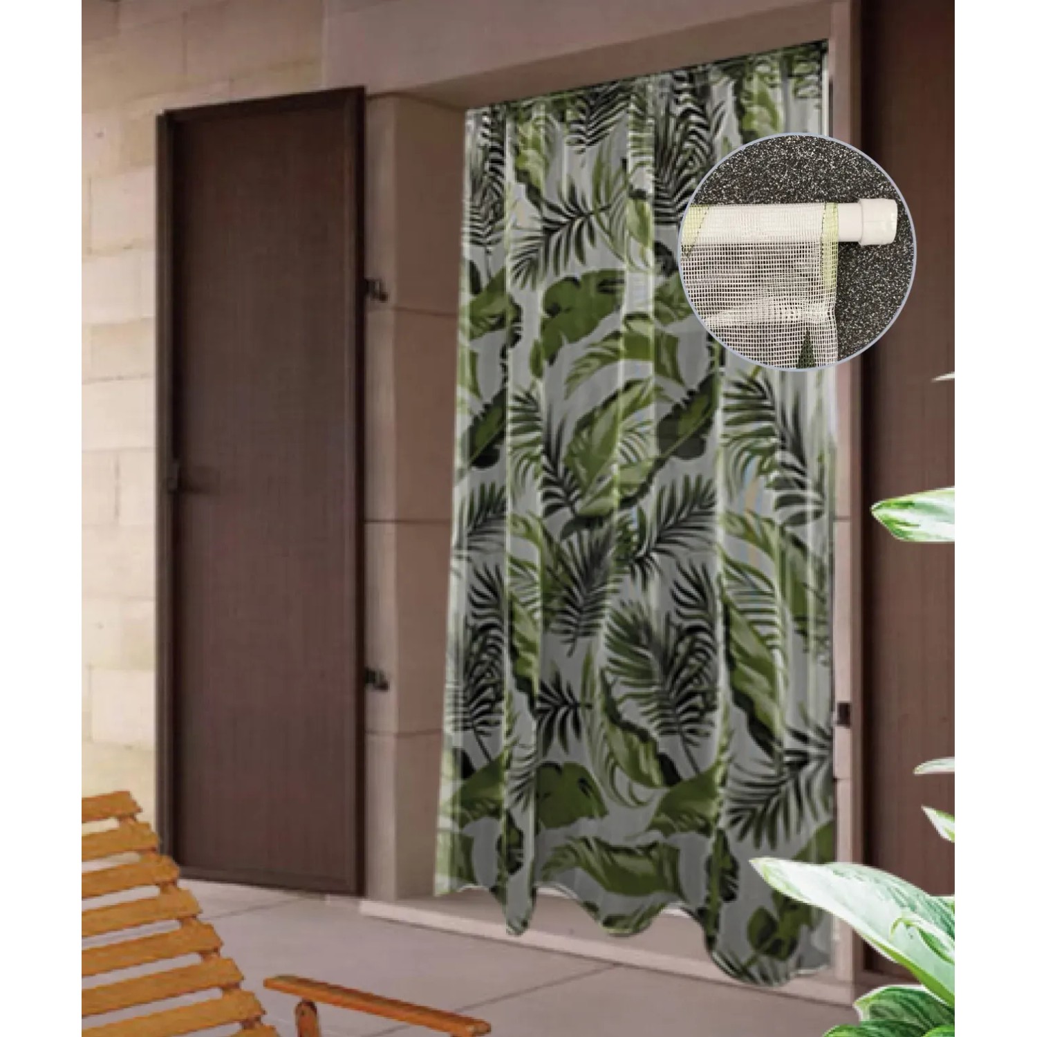 Zanzariera per porta t.b.t. con motivo a foglie davanti a una porta del patio.