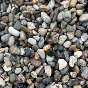 Primo piano di t.b.t. Ciottoli e granulati, ghiaia decorativa in vari colori e dimensioni.