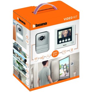 Confezione di un kit di videosorveglianza t.b.t. con stazione esterna e interna.