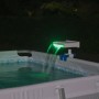 Cascata per piscina Flowclear™ con luce LED sul bordo piscina, illuminazione verde.