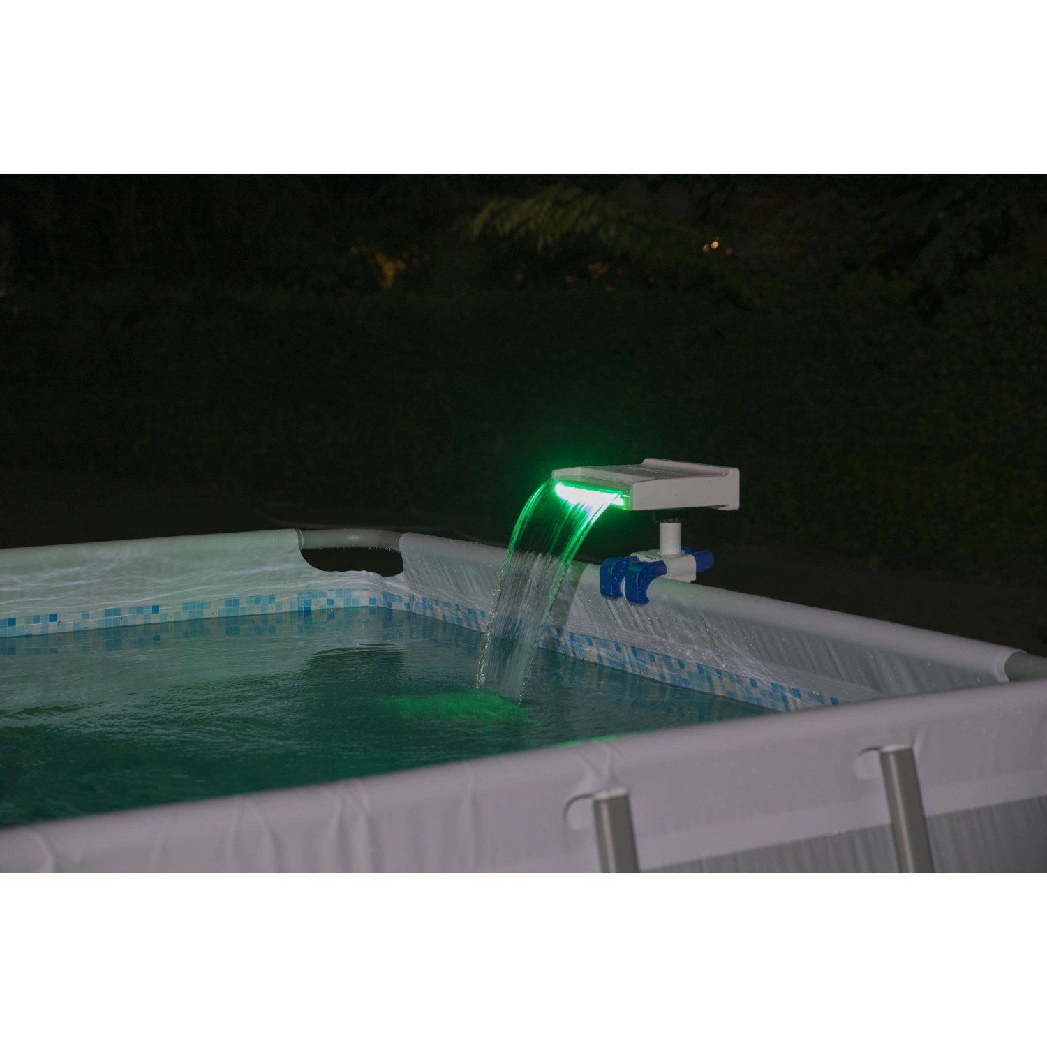 Cascata per piscina Flowclear™ con luce LED sul bordo piscina, illuminazione verde.