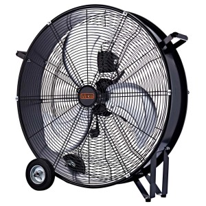 Ventilatore nero con ruote per un uso flessibile.