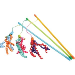 Assortimento di giochi per gatti con campanelle e nastri colorati.