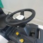 Dettaglio del volante di un trattorino tagliaerba.