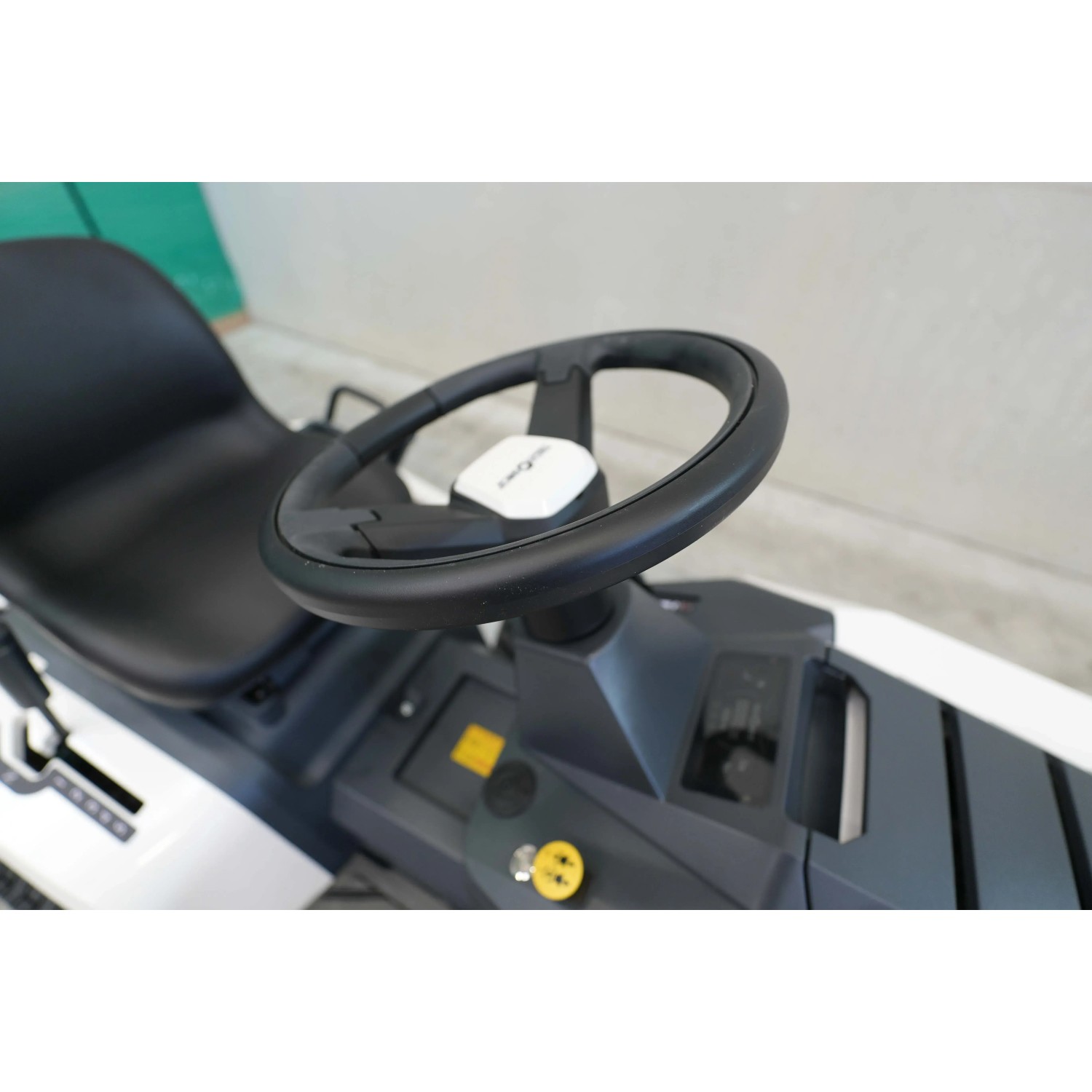 Dettaglio del volante di un trattorino tagliaerba.
