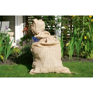 Due sacchi di juta (50 kg) in giardino, ideali per la protezione invernale e lo stoccaggio.
