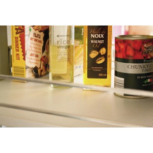 Rivestimento per ripiani/tavoli antiscivolo grigio chiaro con alimenti su un ripiano.