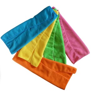 Panni di pulizia multicolore per la cura dell'auto.