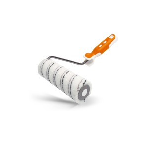 Rullo per pittura con rivestimento bianco e manico arancione.