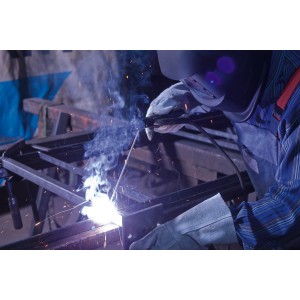 Saldatore che utilizza elettrodi LUX da 2,5 mm x 350 mm per saldare metallo.