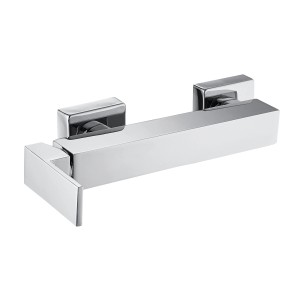 Rubinetto doccia cromato moderno.