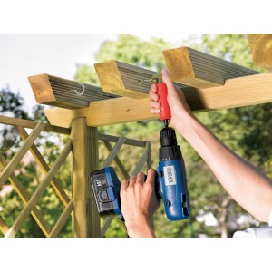 Avvitatore angolare LUX in uso con avvitatore a batteria per avvitare in punti difficili da raggiungere.